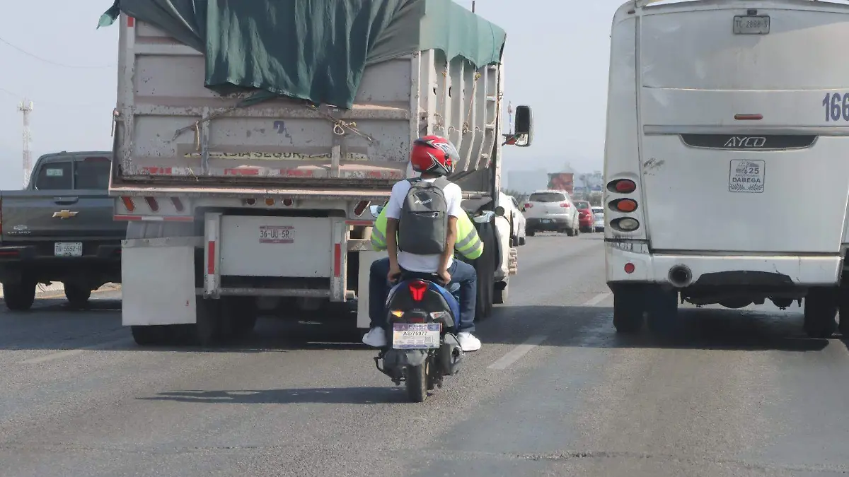 tránsito de motos y transporte de carga (1)